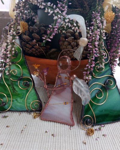 Hegyikristály szárnyú Tiffany üveg angyal ablakdísz