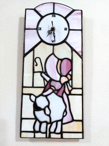 Kislány báránnyal Tiffany üveg falióra 18,5×41 cm